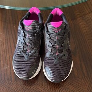 Nike Women's Black and Pink Sneakers